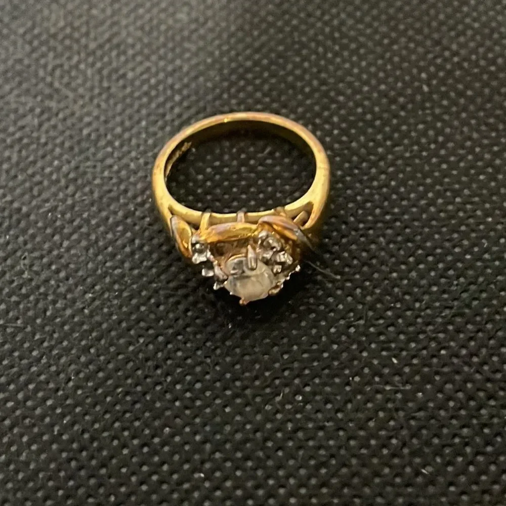 Beautiful Ring With White Gems